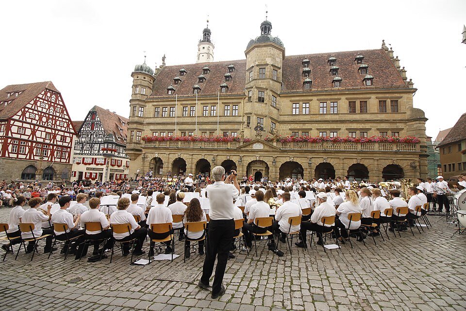 The Renaissance Rathaus with its tower and the gabled Ratstrinkstube on Rothenburg's market square.
